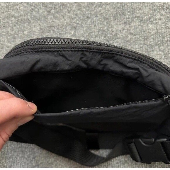 Lululemon On the Beat Belt Bag Black Crossbody, Waist or Shoulder Bag - Picture 6 of 8